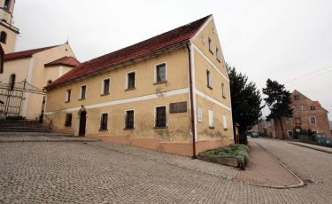 Budynek dawnej szkoły katolickiej (Fot. aga) Budynek dawnej szkoły katolickiej (Fot. aga)