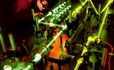 Fascynujący świat nauki we Wrocławiu. Naukowiec podczas eksperymentów z technologią laserową.