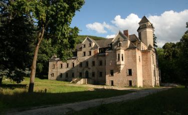 Widok na pałac zza ogrodzenia. Widok na pałac zza ogrodzenia.