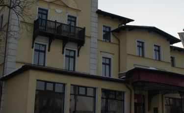 Przed wejściem Hotelu Fenix w Jeleniej Górze. (Fot. Tijsb/flickr.com Licencja CC BY-SA) Przed wejściem Hotelu Fenix w Jeleniej Górze