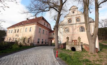 Kościół 14 Wspomożycieli wraz z Pałacem Opackim (Fot. aga) Kościół 14 Wspomożycieli wraz z Pałacem Opackim (Fot. aga)