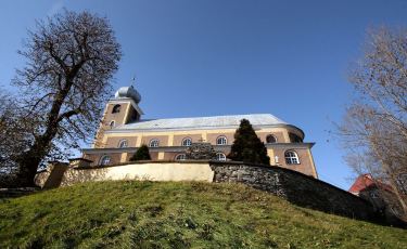 Kościół Parafialny pod wezwaniem Matki Bożej Królowej Polski i św. Maternusa (Fot. mateo) Kościół Parafialny pod wezwaniem Matki Bożej Królowej Polski i św. Maternusa (Fot. mateo)
