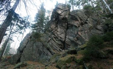 Ściana z Okapem w grupie Kruczych Skał to granitowa turnia o wysokości 18 metrów, na której znajdują się drogi wspinaczkowe. Ściana z Okapem w grupie Kruczych Skał to granitowa turnia o wysokości 18 metrów, na której znajdują się drogi wspinaczkowe.
