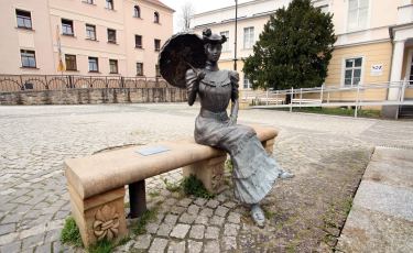Ławeczka - rzeżba Charlotty von Seher-Thoss (Fot. aga) Ławeczka - rzeżba Charlotty von Seher-Thoss (Fot. aga)