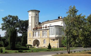 Widok na Pałac Brunów z oddali (Fot. Jordi Escuer Licencja CC BY-NC-ND 2.0) Widok na Pałac Brunów z oddali (Fot. Jordi Escuer Licencja CC BY-NC-ND 2.0)
