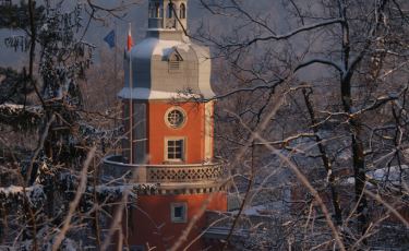 Widok na Pałac Paulinum w Jeleniej Górze. (Fot. Tijsb/flickr.com Licencja CC BY-SA) Widok na Pałac Paulinum w Jeleniej Górze o zachodzie zimowego słońca.