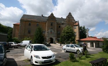 Elewacja frontalna pałacu Płakowice z widocznym portalem. Elewacja frontalna pałacu Płakowice z widocznym portalem.