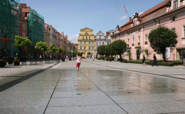 Płyta rynku w Bolesławcu z fontanną. Płyta rynku w Bolesławcu z fontanną.