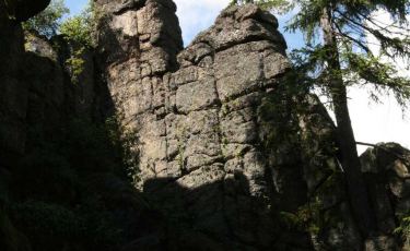 Wieża w Skałach Bobrowych to piękna 15 metrowa, granitowa turnia. Wieża w Skałach Bobrowych to piękna 15 metrowa, granitowa turnia.