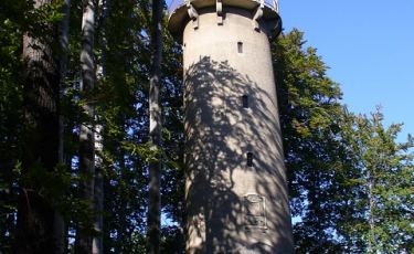 Wieża na Wzgórzu Krzywoustego tzw. Grzybek. (Fot. TraumTeufel666/flickr Licencja: CC BY-SA 2.0) Wieża na Wzgórzu Krzywoustego tzw. Grzybek. (Fot. TraumTeufel666/flickr Licencja: CC BY-SA 2.0)