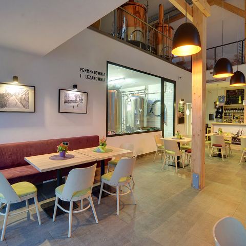 Wnętrze restauracji z widokiem na sprzęt warzelny w Browarze Miedzianka