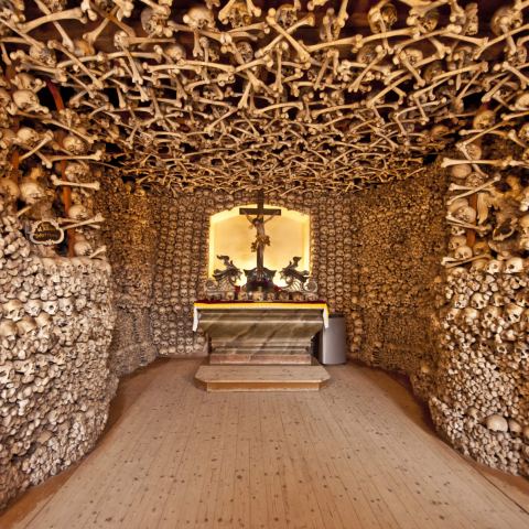 Wnętrze Kaplicy Czaszek w Czermnej