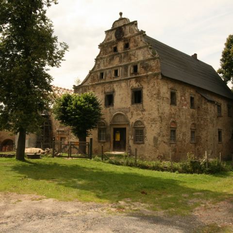 Ruiny zabudowań dworu w Maciejowcu.