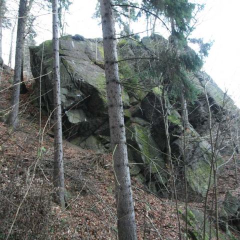Kanclerz - granitowa skałka na zboczach schodzących do Jeziora Modrego.
