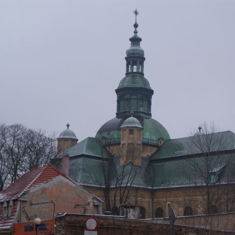 Masywna sylwetka kościoła (Fot. TijsB/flickr Licencja: CC BY-SA 2.0)