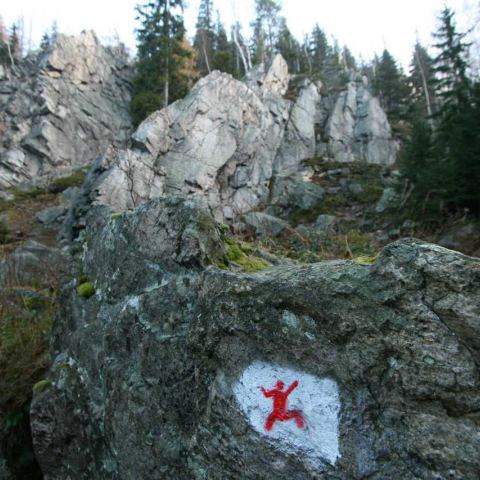 Krucze Skały to miejsce wspinaczkowe wyjątkowo dobrze zagospodarowane, włącznie z oznaczeniem szlaku.
