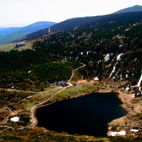 Widok ze szlaku na schronisko Samotnia i Mały Staw. (Fot. animisiewaz/flickr Licencja: CC BY-NC 2.0)