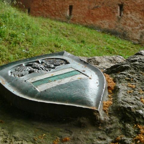 Herb zielonego Szlaku Zamków Piastowskich pod Zamkiem Grodno (Fot. Krystian Buczak)