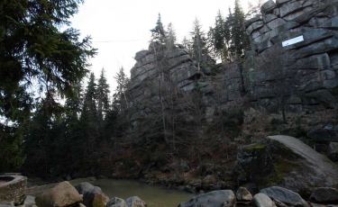 Krucze Skały nad potokiem Kamienna
