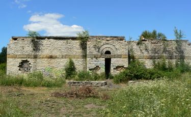Wejście do mauzoleum, dlaczego jest tak wąskie? (Fot. Krystian Buczak / Fundacja WSPINKA)