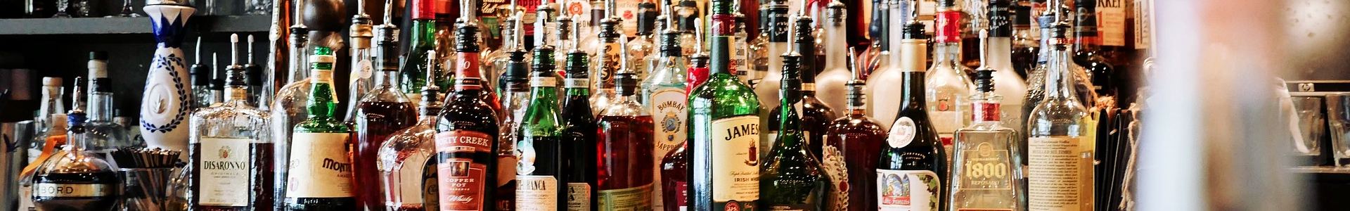 Bar z dużą ilością napojów.